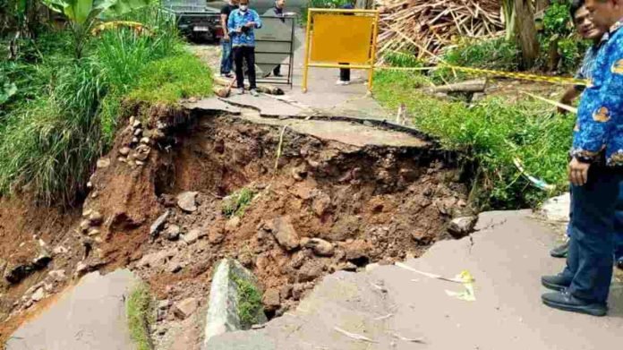 Jalan-Cipopokol-Desa-Pasir-Muncang-Putus-Digerus-Longsor-696x391