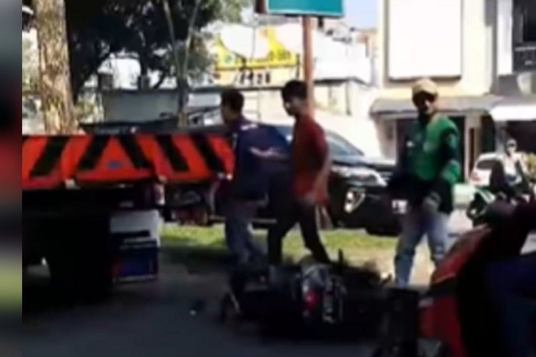 Sopir Truk Towing