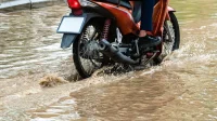 motor-menerobos-banjir_20240408